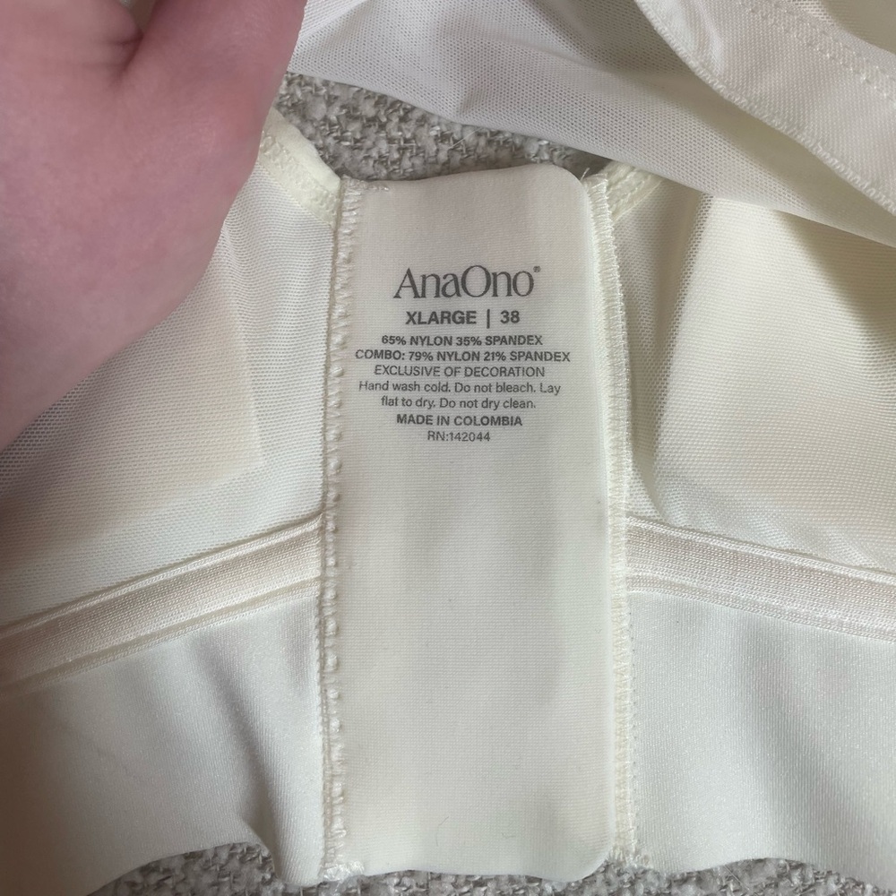 AnaOno Bianca Pocketed Front Closure Sports Bra - Picture 9 of 13